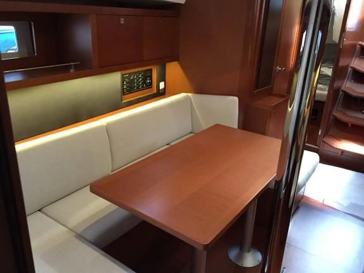 Yacht von innen von Yachtschule Fehmarn