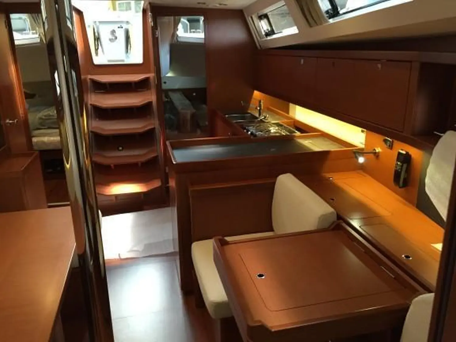 Yacht von innen von Yachtschule Fehmarn