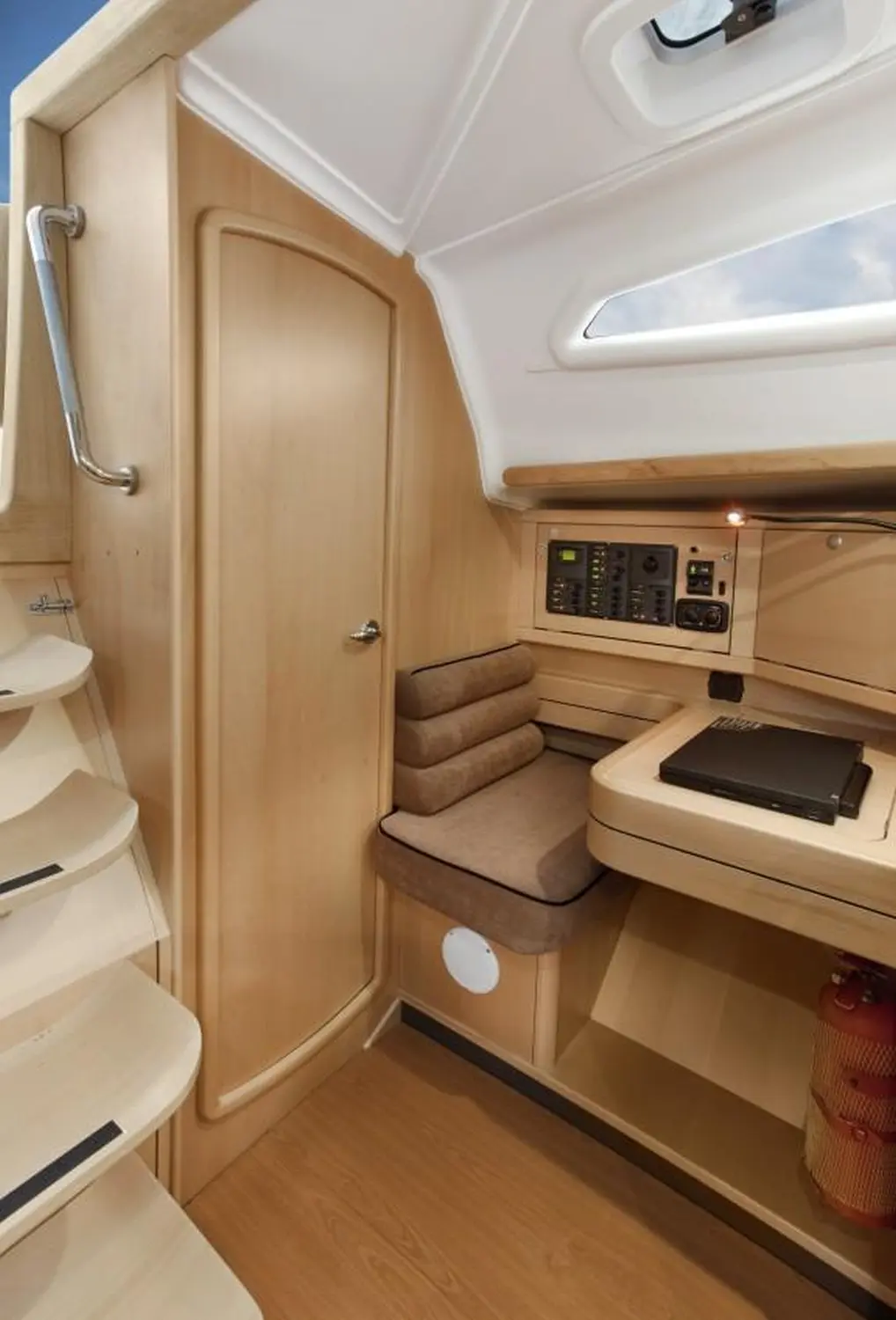 Yacht von innen von Yachtschule Fehmarn