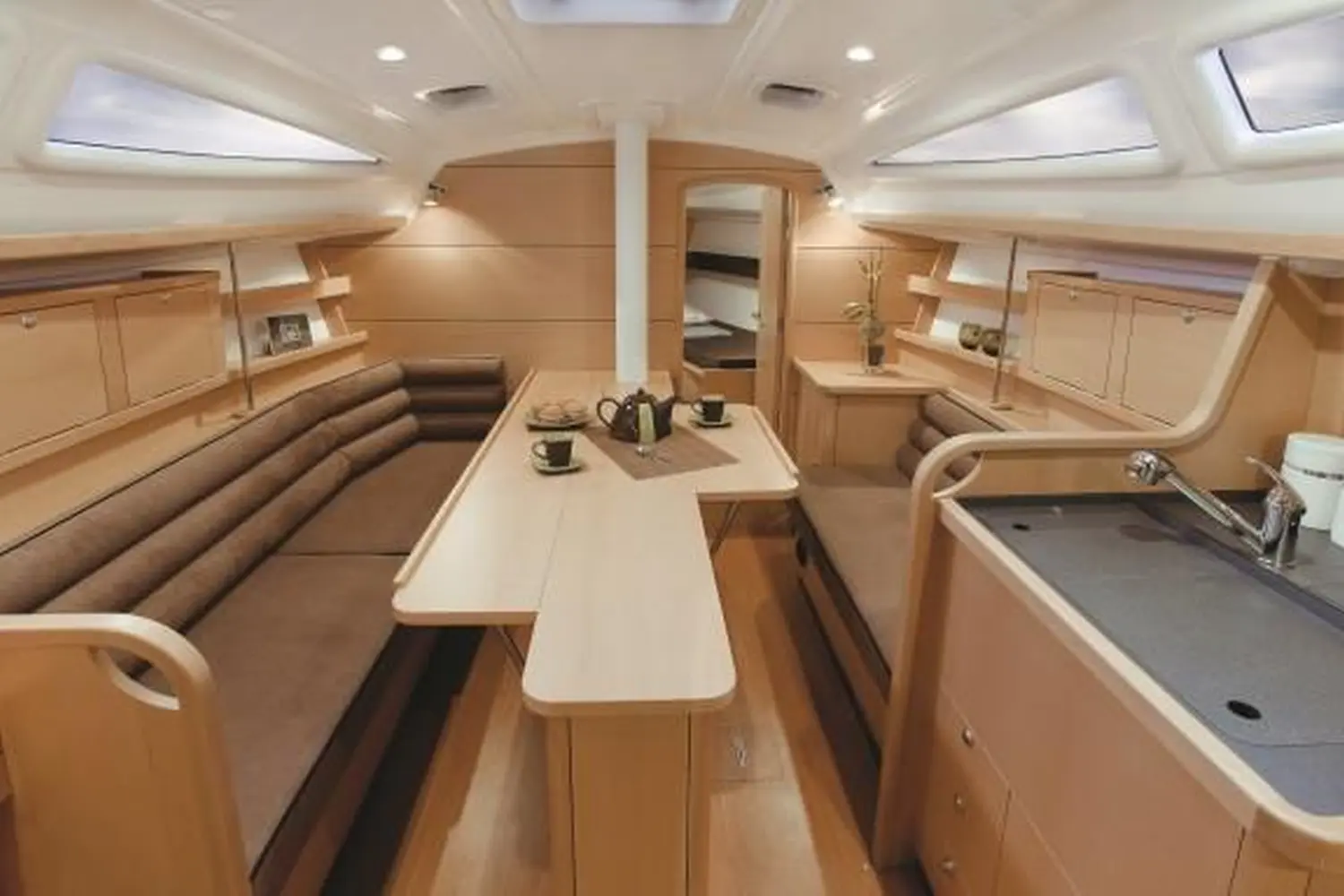 Yacht von innen von Yachtschule Fehmarn