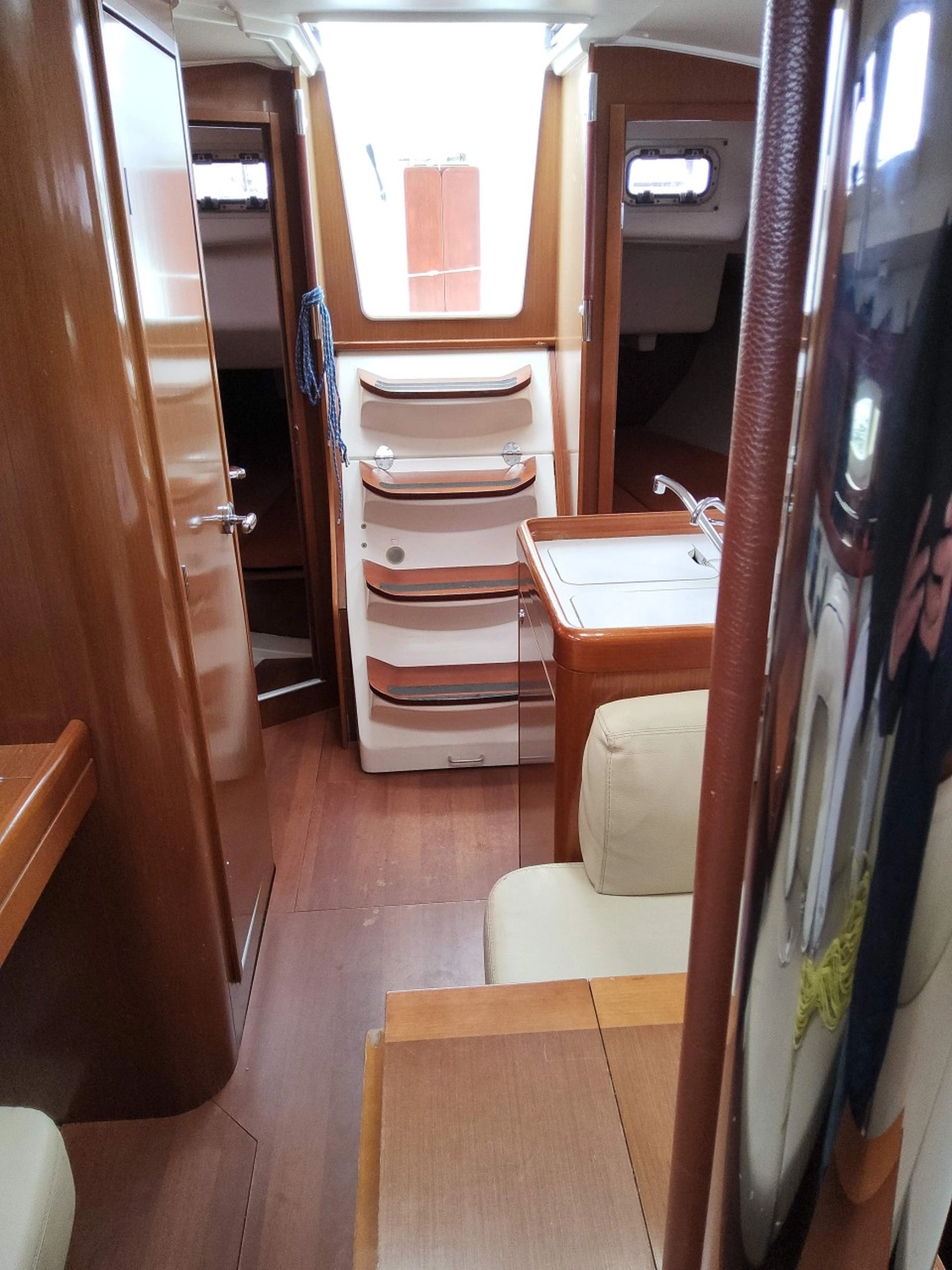 Yacht von innen von Yachtschule Fehmarn