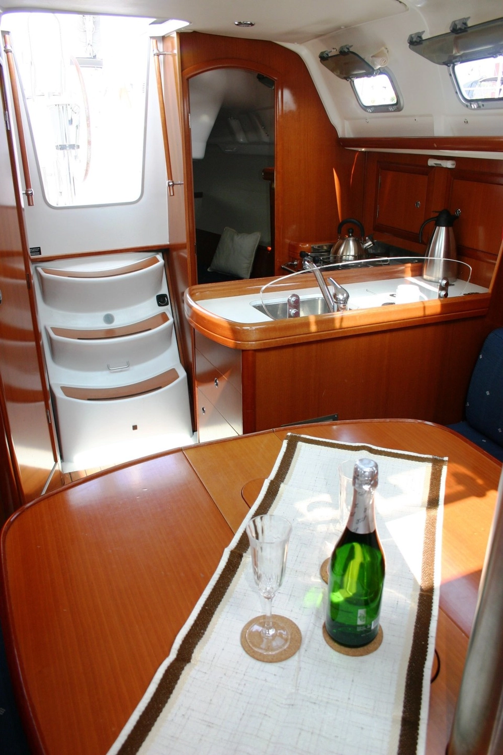 Yacht von innen von Yachtschule Fehmarn