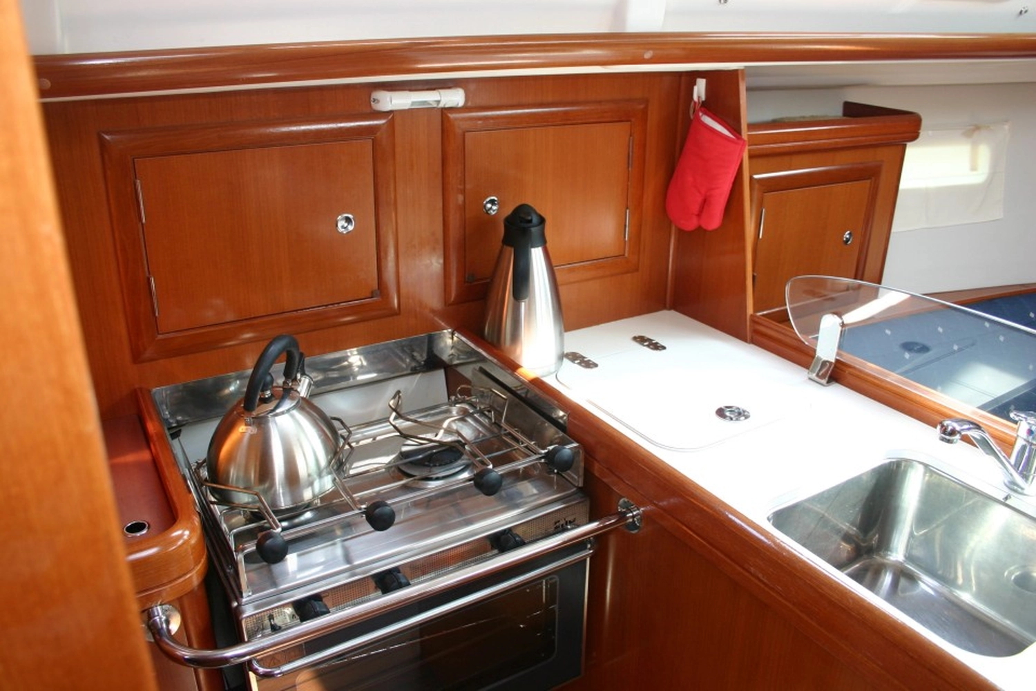 Yacht von innen von Yachtschule Fehmarn