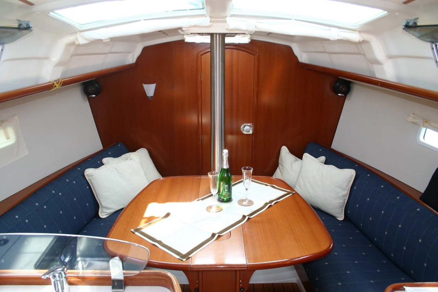 Yacht von innen von Yachtschule Fehmarn