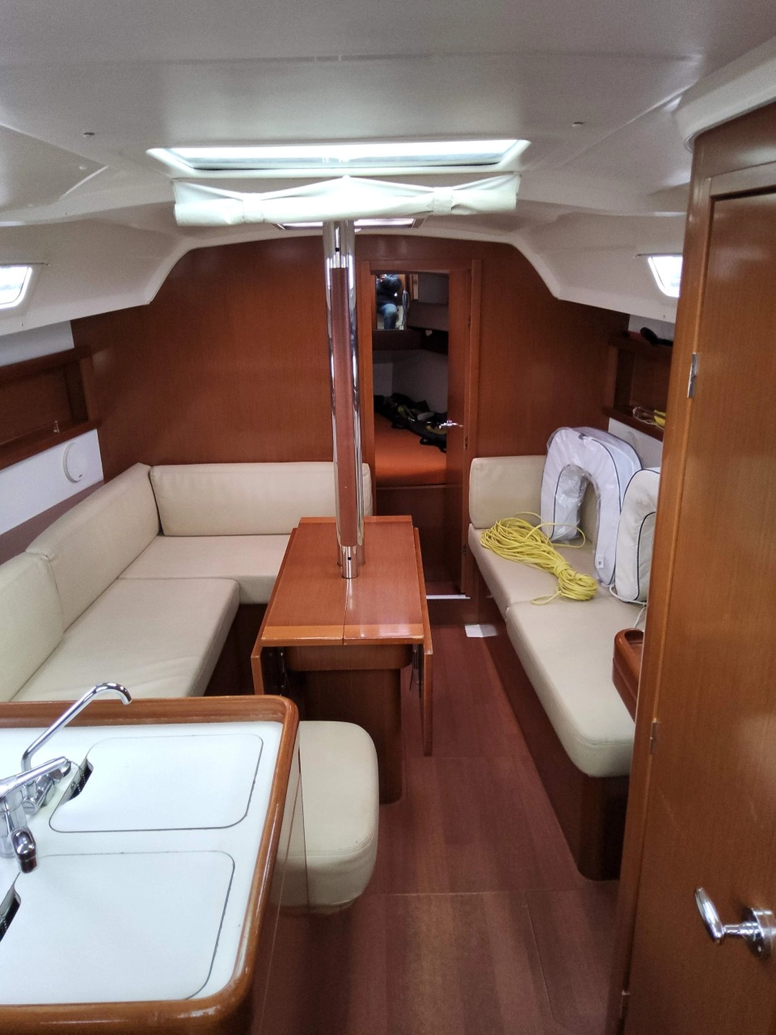 Yacht von innen von Yachtschule Fehmarn