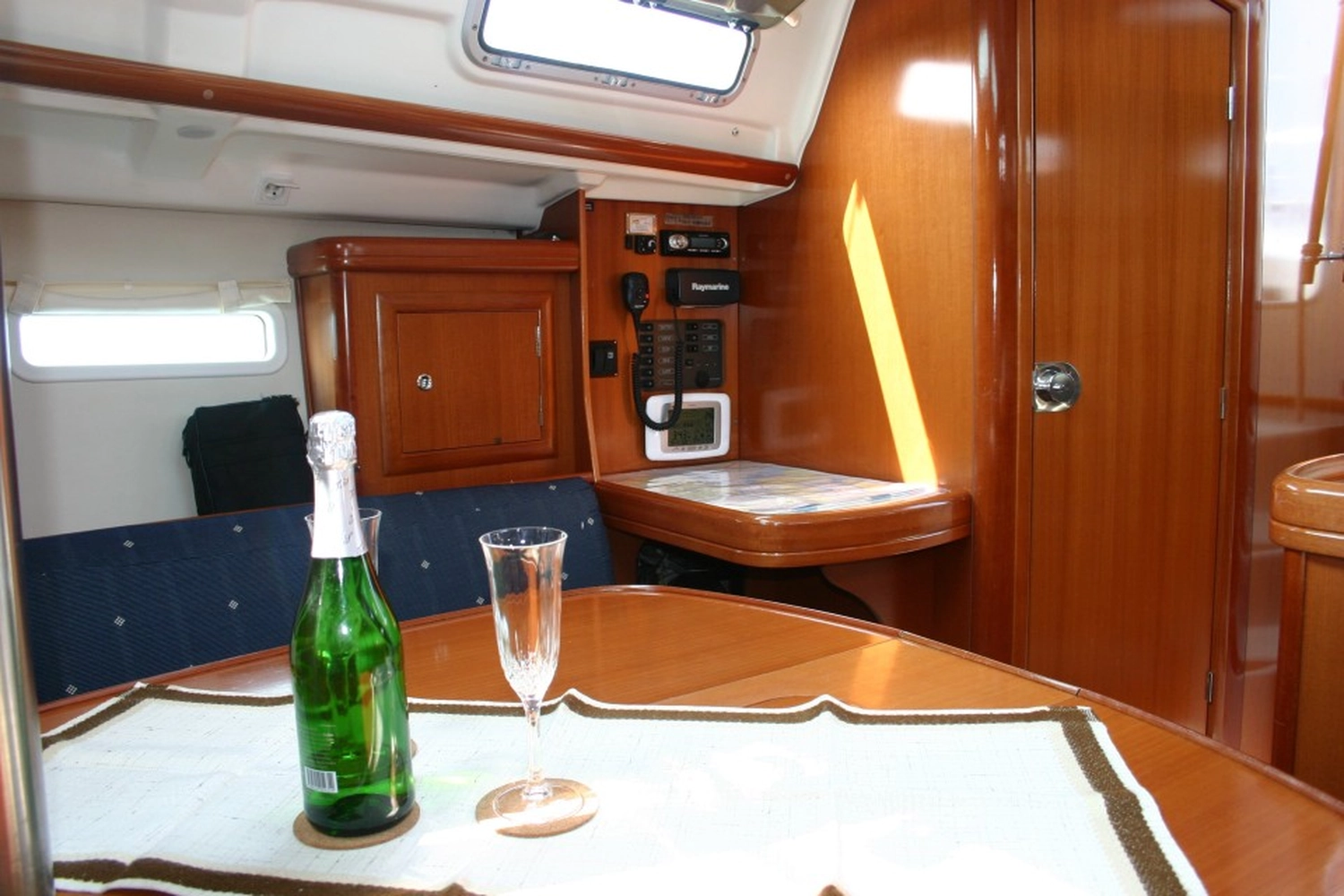 Yacht von innen von Yachtschule Fehmarn