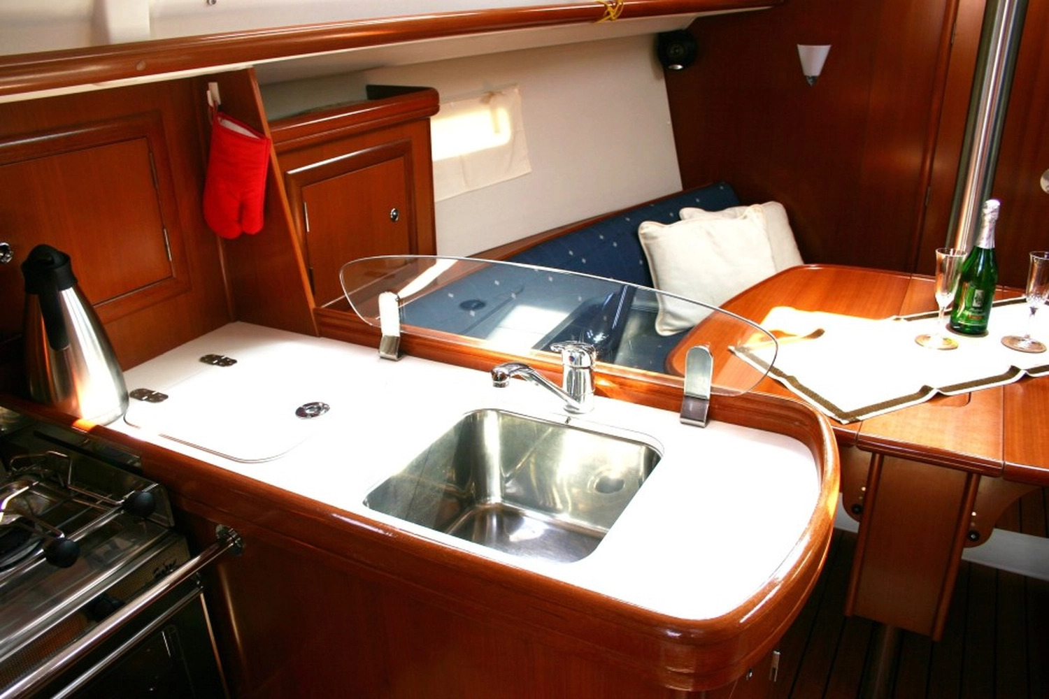 Yacht von innen von Yachtschule Fehmarn